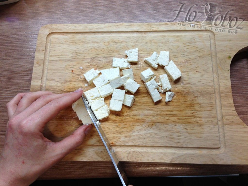Нарезаем сыр фета небольшими кубиками