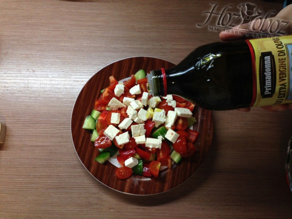 Заправляем наш греческий салат оливковым маслом