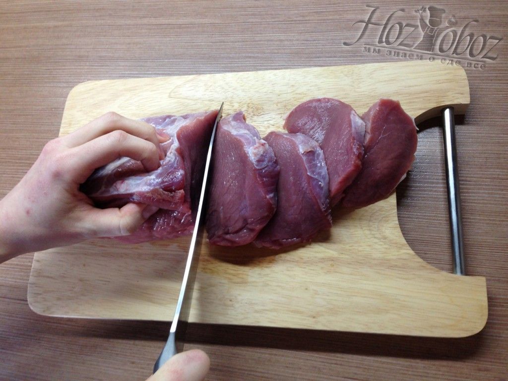 Нарезаем мясо такими кусками, как вам удобно