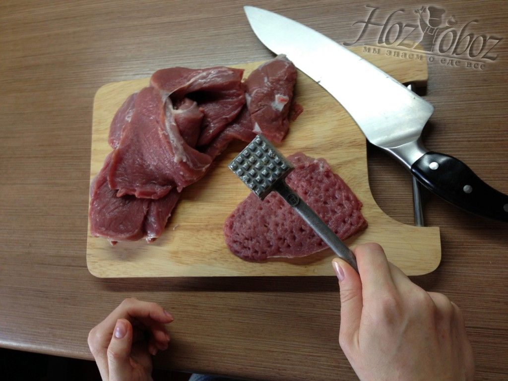 В случае со стейками, каждый кусок слегка отбиваем молотком для мяса