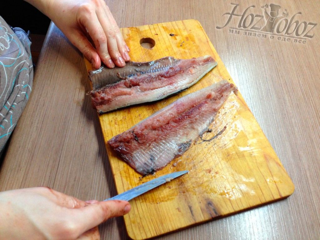 Разрезаем половинки рыбы между собой, что бы получить два куска филе селедки