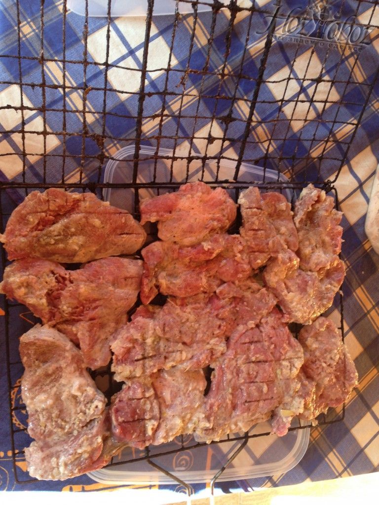 Выкладываем мясо на решетку либо нанизываем на шампура