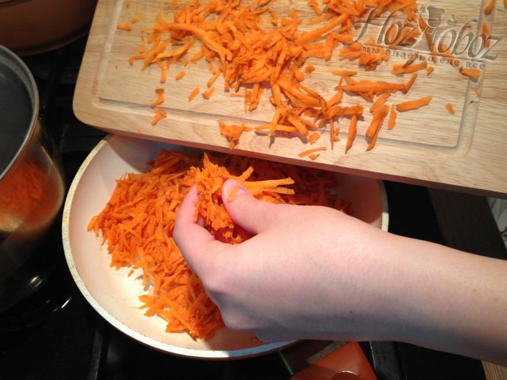 Когда лук слегка обжарится, добавьте в него морковь
