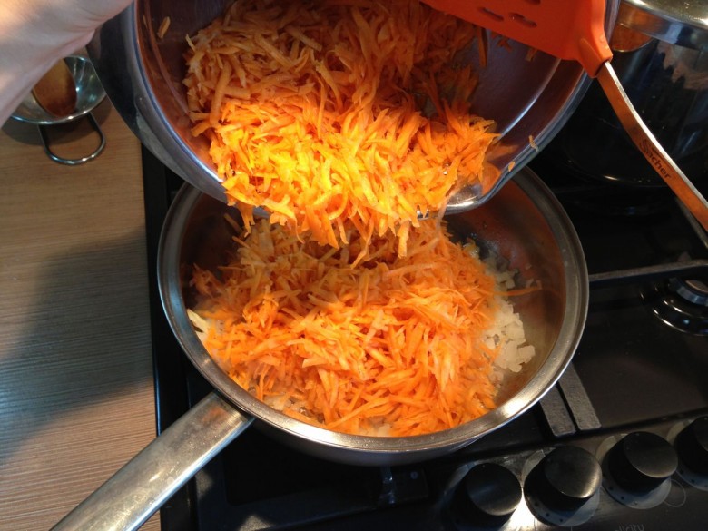 Протушите на сковороде лук с морковью
