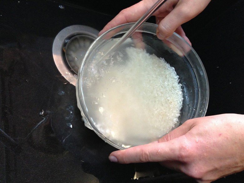 Промываем стакан риса под холодной водой