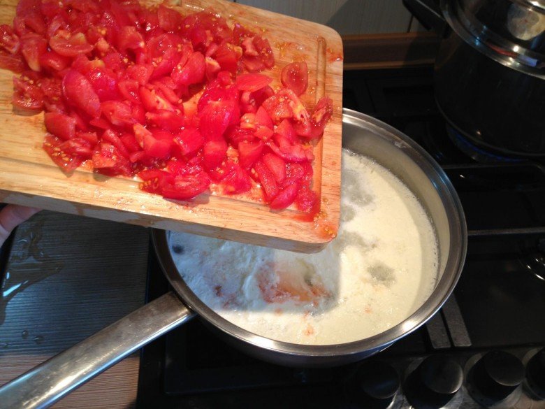 Нарежьте помидоры и добавьте в сковороду