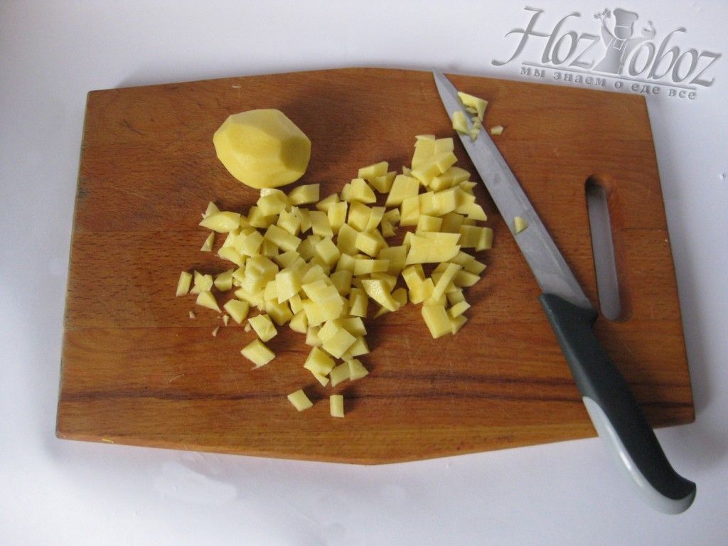 Порежьте картошку на мелкие кубики