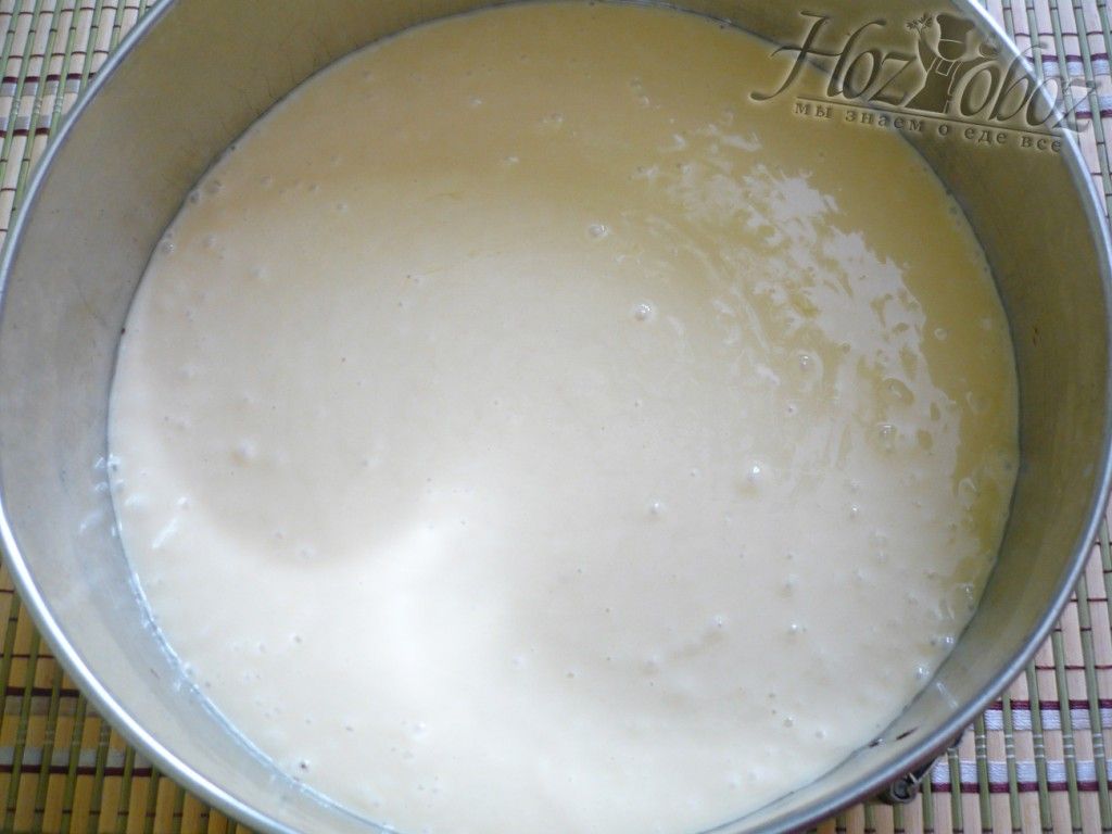 Выливаем кефирное тесто в форму