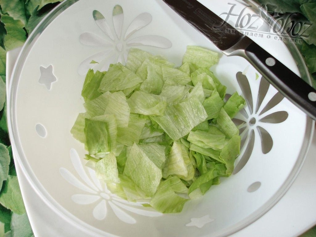 Кладем кусочки салата Айсберг в салатник