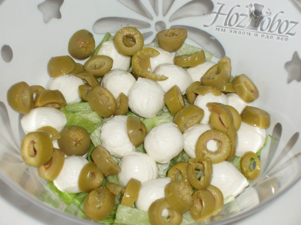 Добавляем оливки в наш итальянский салат