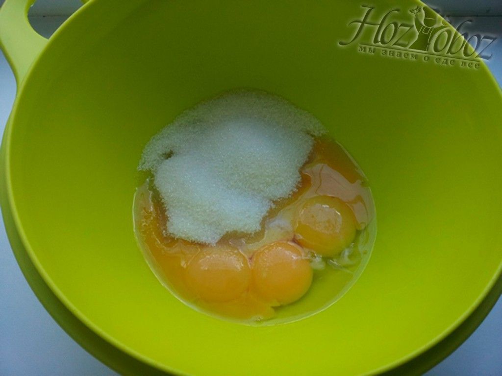 Соединяем яичные желтки с половиной сахара