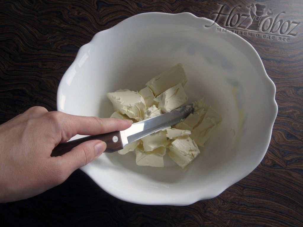 Нарежьте маргарин кусочками и растопите