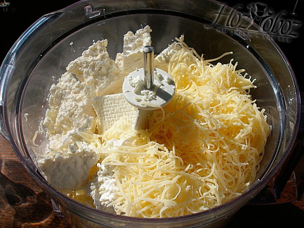 Тертый сыр смешиваем с творогом солью и перцем