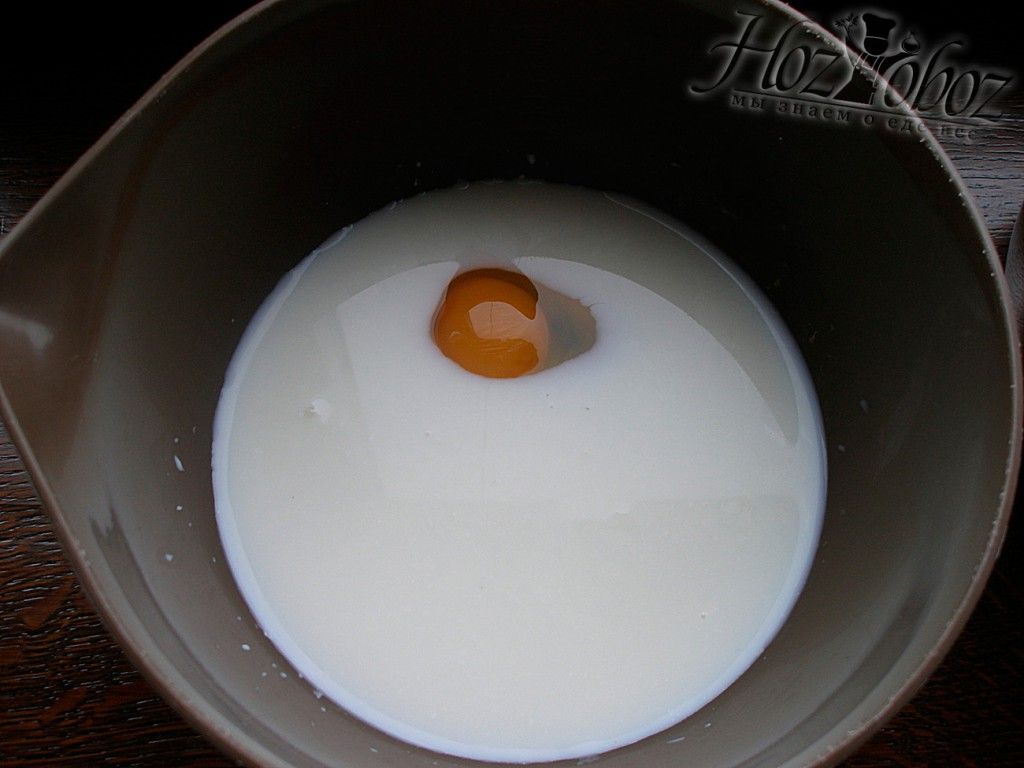 Смешиваем кефир или скисшее молоко с яйцом