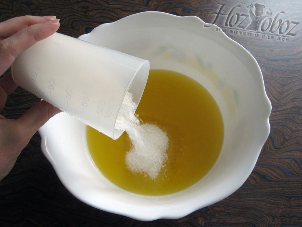 Насыпаем сахар в растопленный маргарин