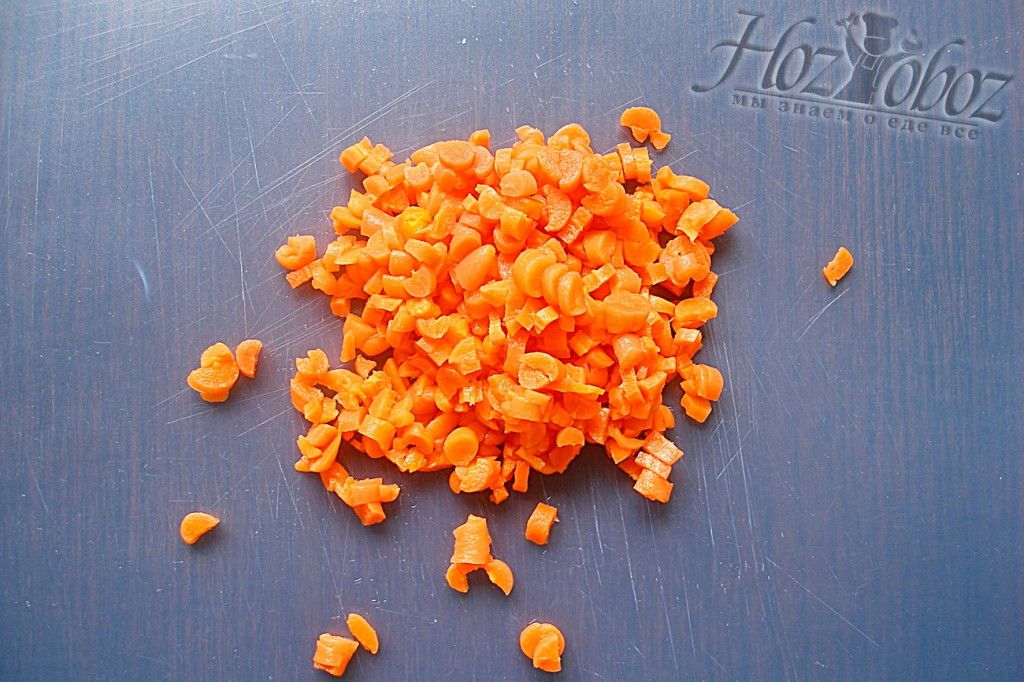 Нарезаем отваренную морковь либо трем на терку