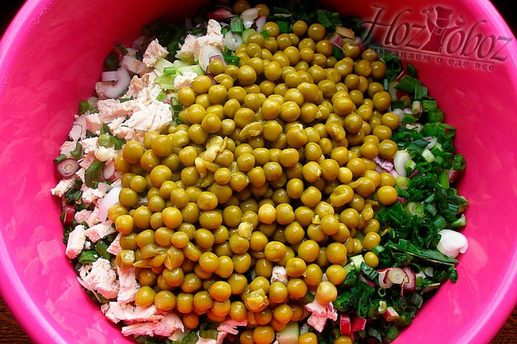 Смешиваем все нарезанные овощи в большой тарелке и добавляем в нее горошек
