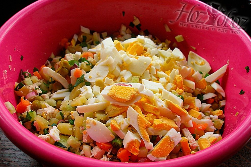Чистим отваренные куриные яйца, нарезаем ломтиками и добавляем в общую миску с салатом