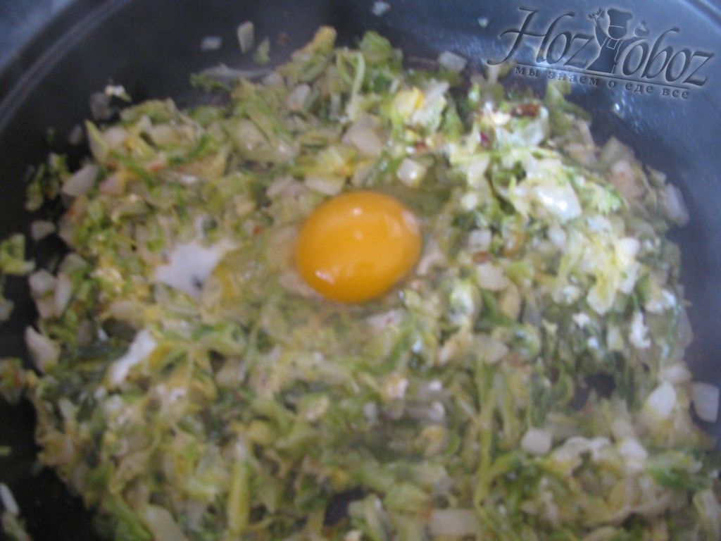 Добавляем на сковороду яйцо