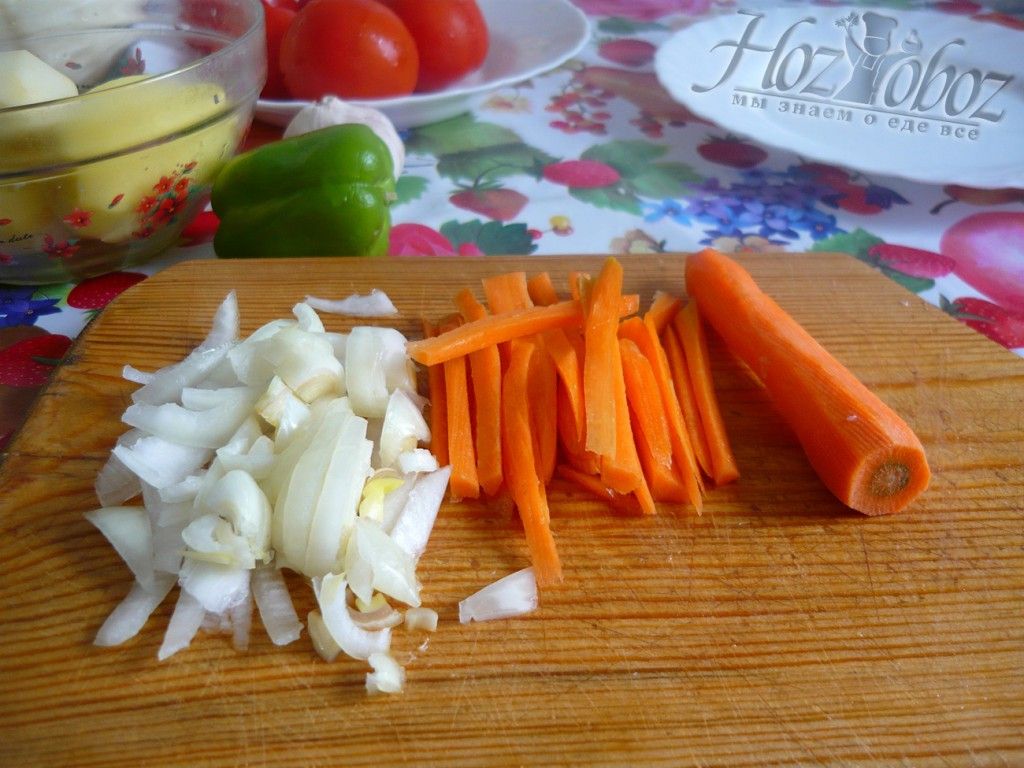 Нарезаем морковь и лук