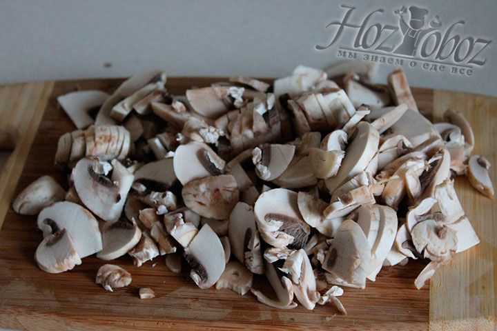 Нарежьте грибы мелко