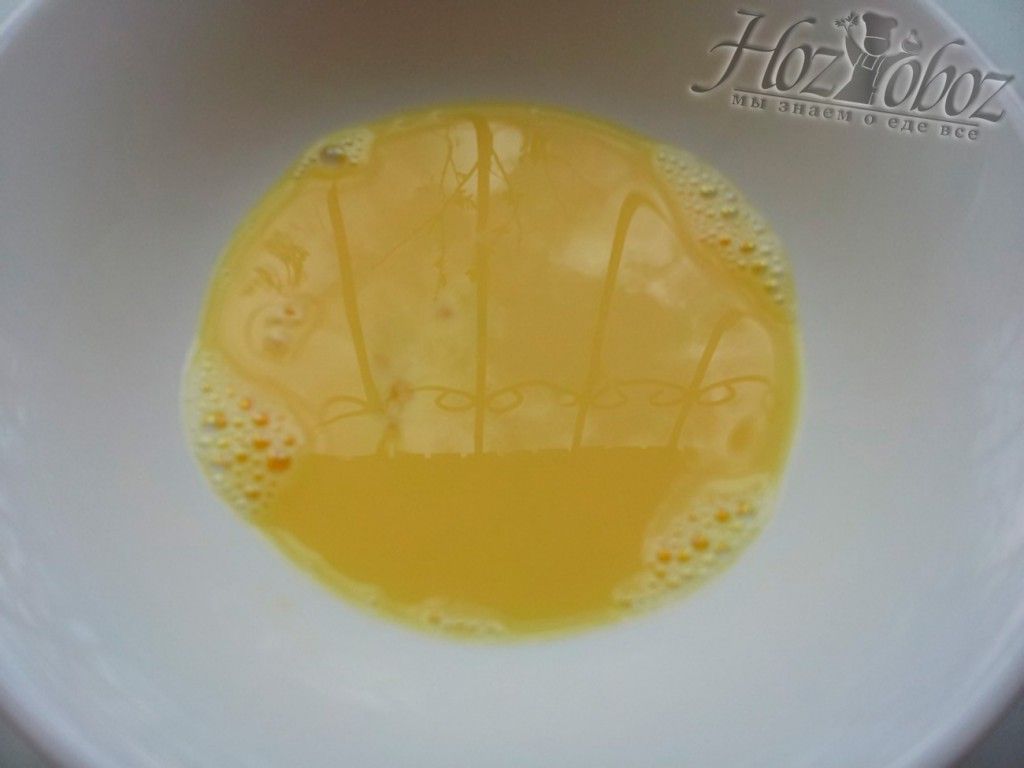 Смежаем яичный желток с водой для приготовления крема