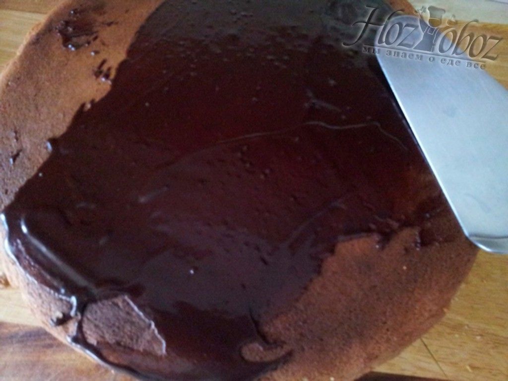 Полейте готовый торт шоколадной глазурью