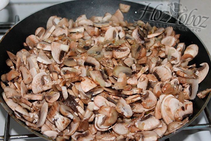 Обжарьте грибы и лук на сковороде