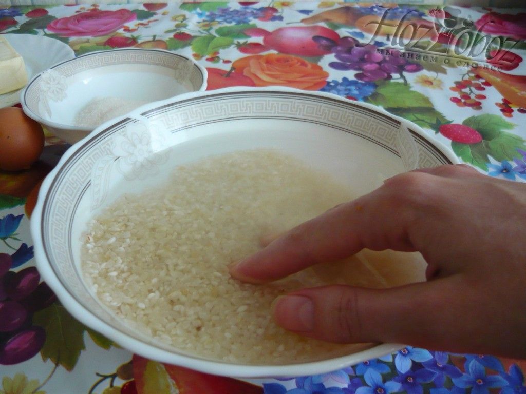 Помойте и поставьте вариться рис
