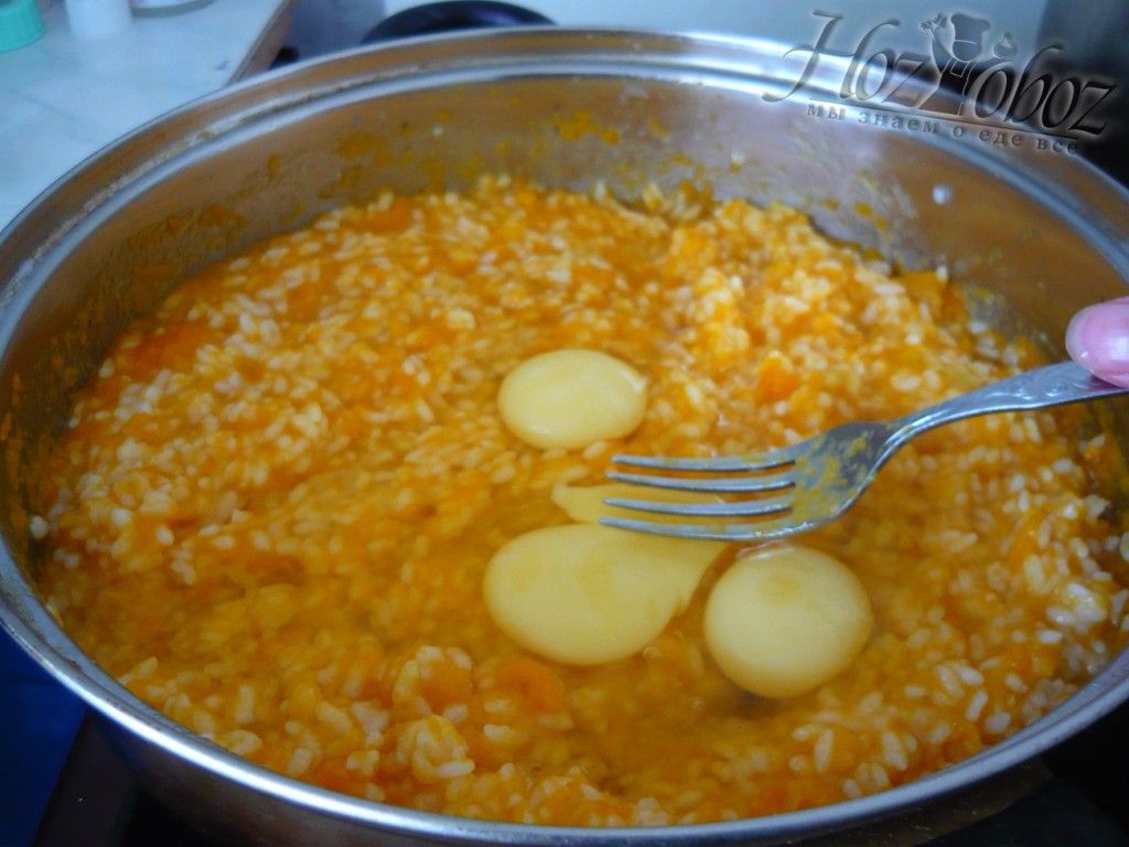 В остывшую тыквенно-рисовую смесь добавляем яйца