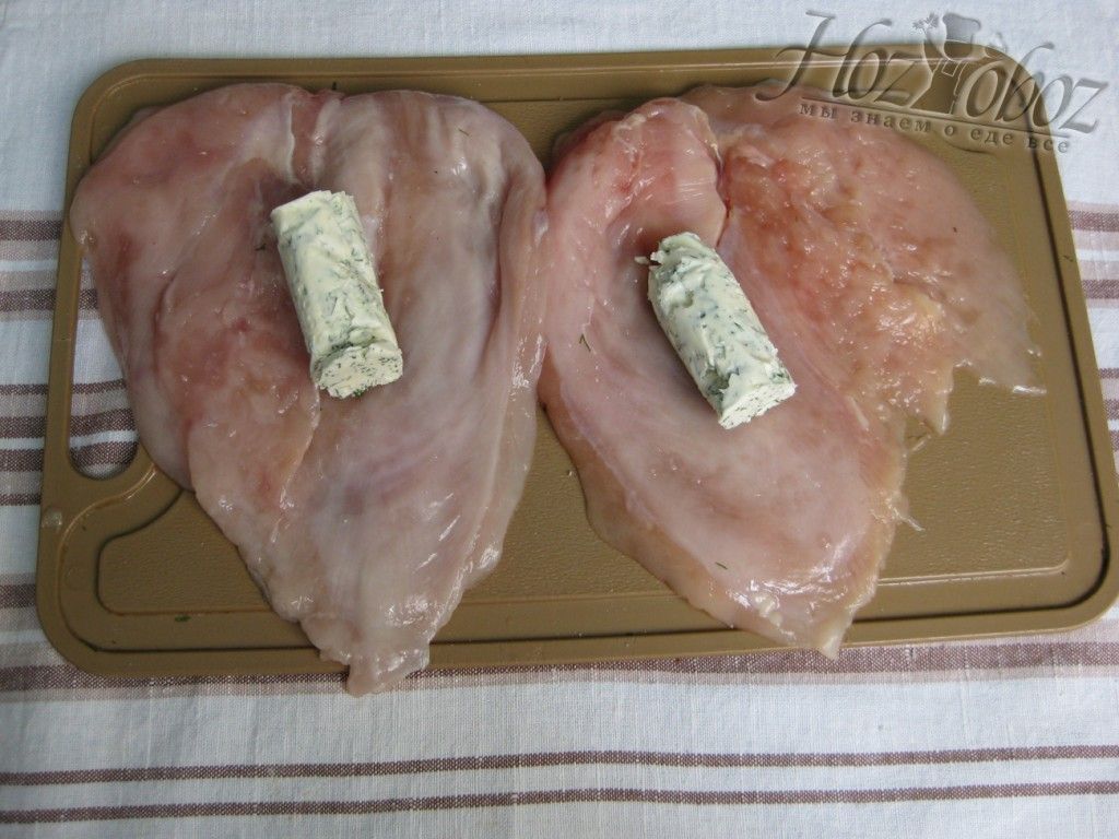 Выложите куски застывшего масла на куриное филе