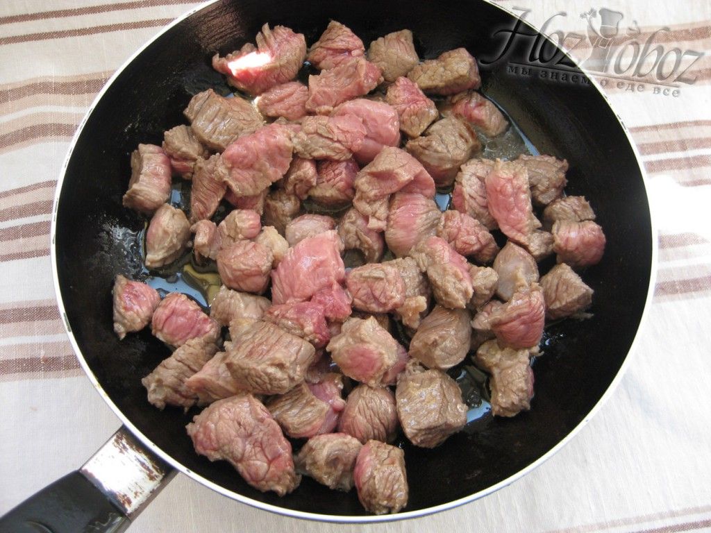 Обжарьте мясо на сковороде