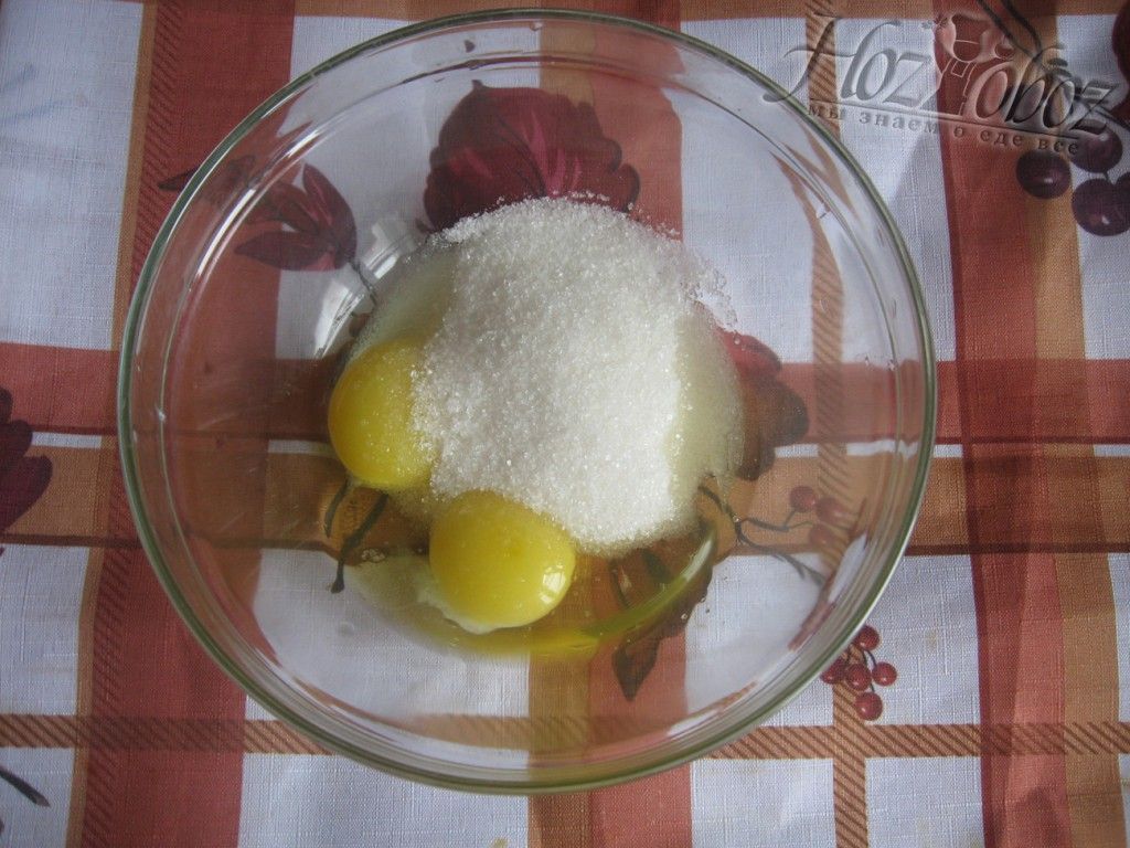 Разбейте яйца, добавьте соль и сахар