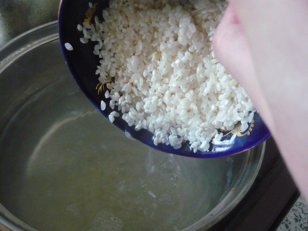 Для приготовления долмы в первую очередь следует отварить рис в слегка соленой воде