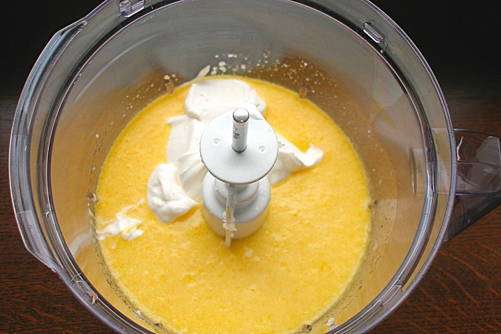 Перемешиваем сметану с яично-маслянной смесью
