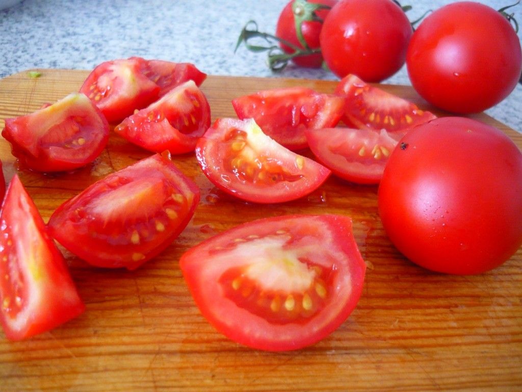Разрежьте помидоры чери на 4 части, если помидоры крупние, то на большее количество частей