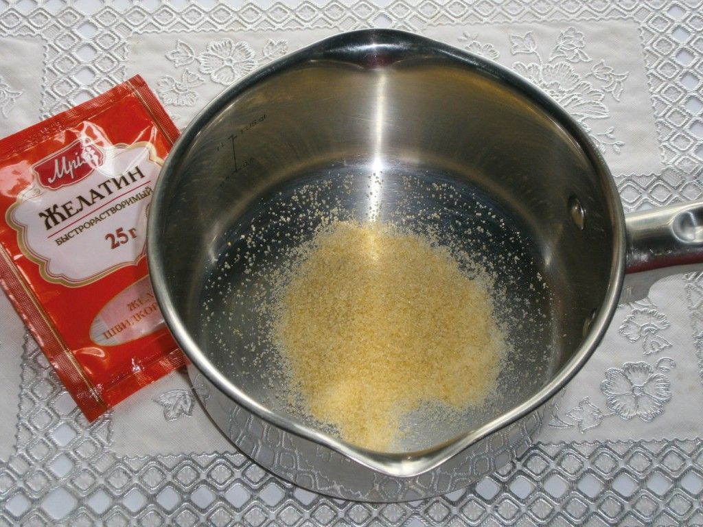 Насыпаем желатин в посудину