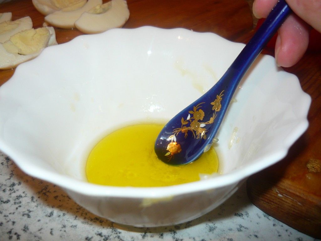 Готовим заправку для крабового салата из оливкового масла, соли и лимонного сока