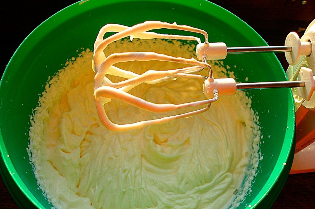Готовим сметанный крем для торта "монастырская изба" взбивая сметану с сахаром