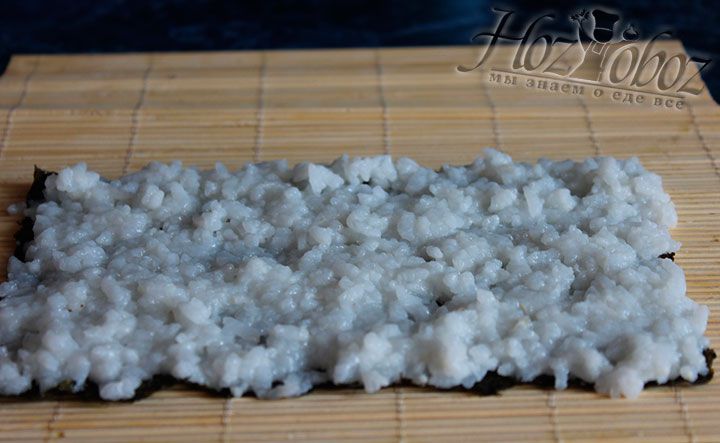 Как и в прошлом рецепте, начинаем с раскладывания риса по нори