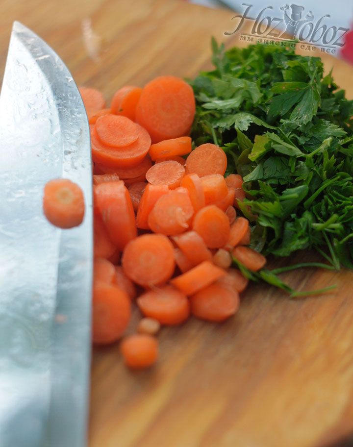 Следом нарежьте морковку кружочками