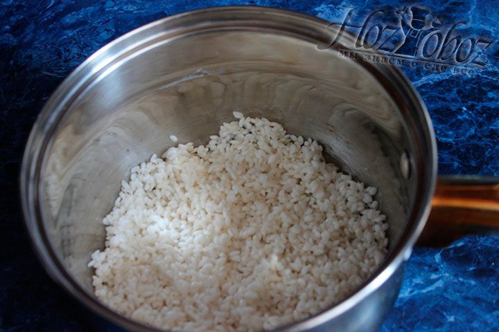 Рис необходимо отварить в воде, сратаясь не открывать крышку
