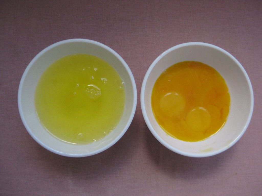 Разделите яйца на белки и желтки