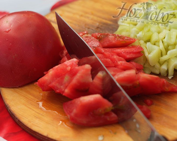 Нарежьте помидоры на достаточно мелкие кусочки