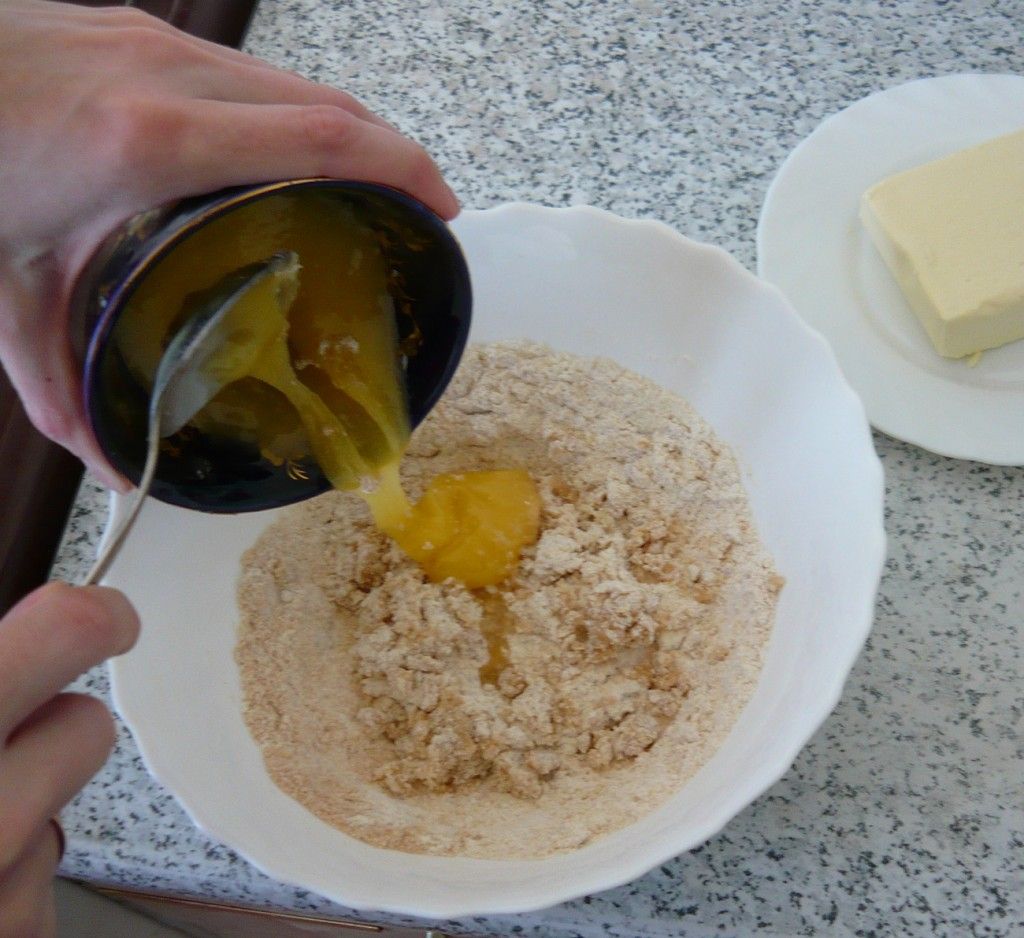 Далее добавим мед в песочное тесто