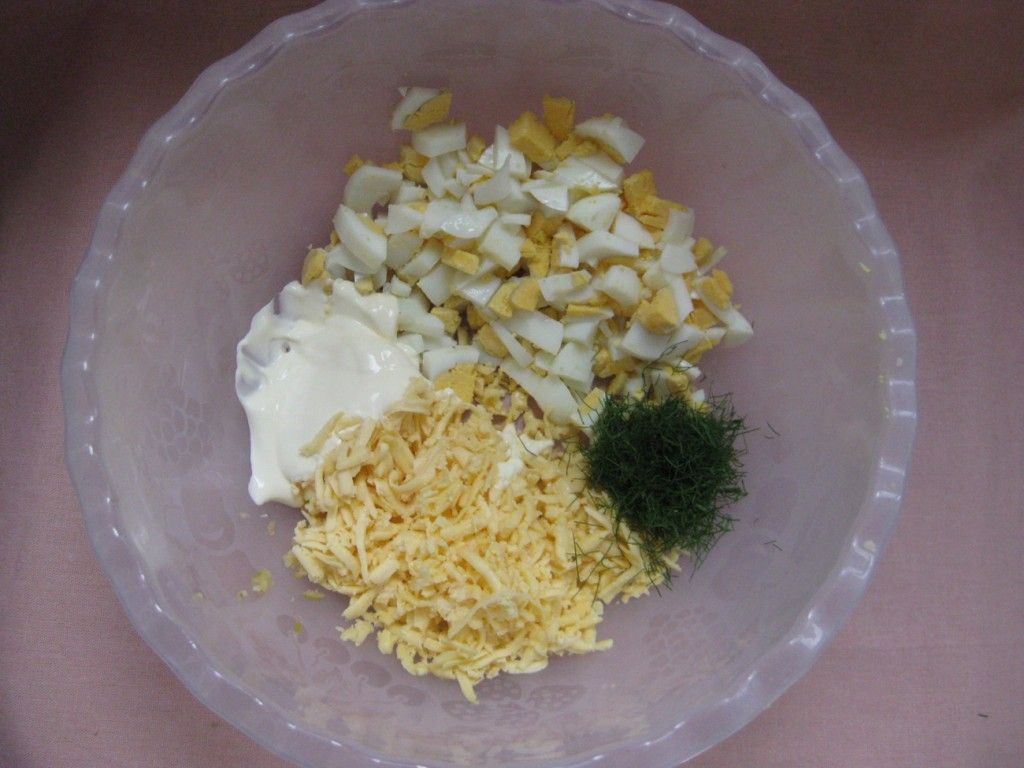Перемешайте в отдельной посуде яйца, сыр, майонез (или сметану) после чего посолите