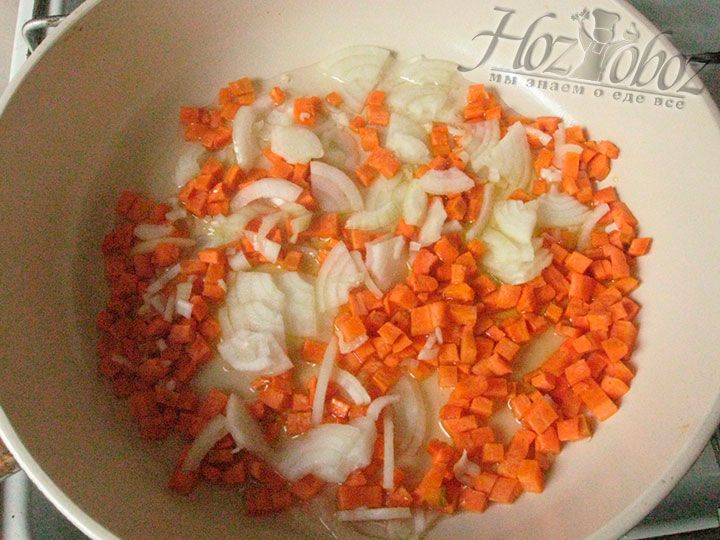 Выкладываем лук и морковь на сковороду с ратительным маслом