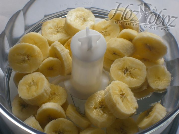 Очищаем бананы от кожуры, нарезаем кружочками и кладем в чашу блендера