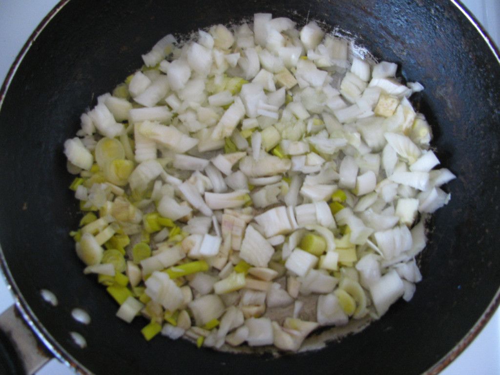 Нарезаем лук мелкими кусочками и обжариваем на сковородке в сливочном или подсолнечном масле