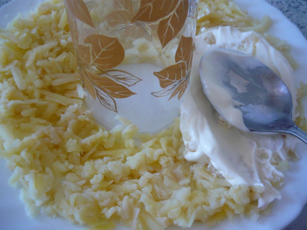 Выложите слой картофеля вокруг стакана, как показано на фото, и сверху промажьте майонезом